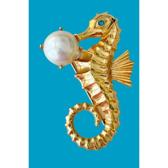 Vintage Figural Crown Trifari Seahorse Brooch w/Faux Pearl "Bubble"! Excellent - Picture 2 of 4